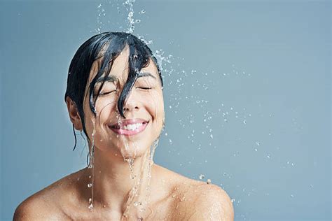 femmes nue sous la douche|Femme Sous La Douche Banque d’images Libres De Droit .